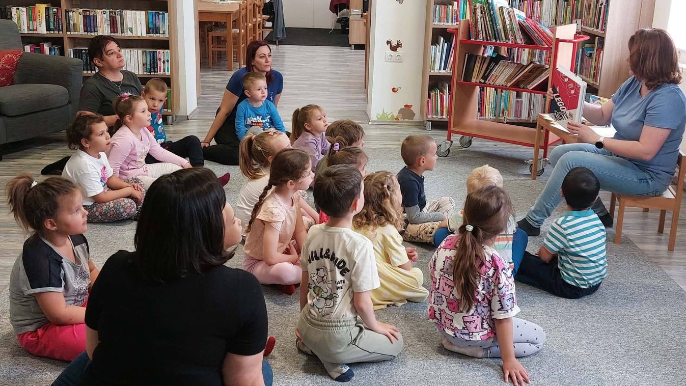 Gyerekprogram Ácson: meseterápia a könyvtárban