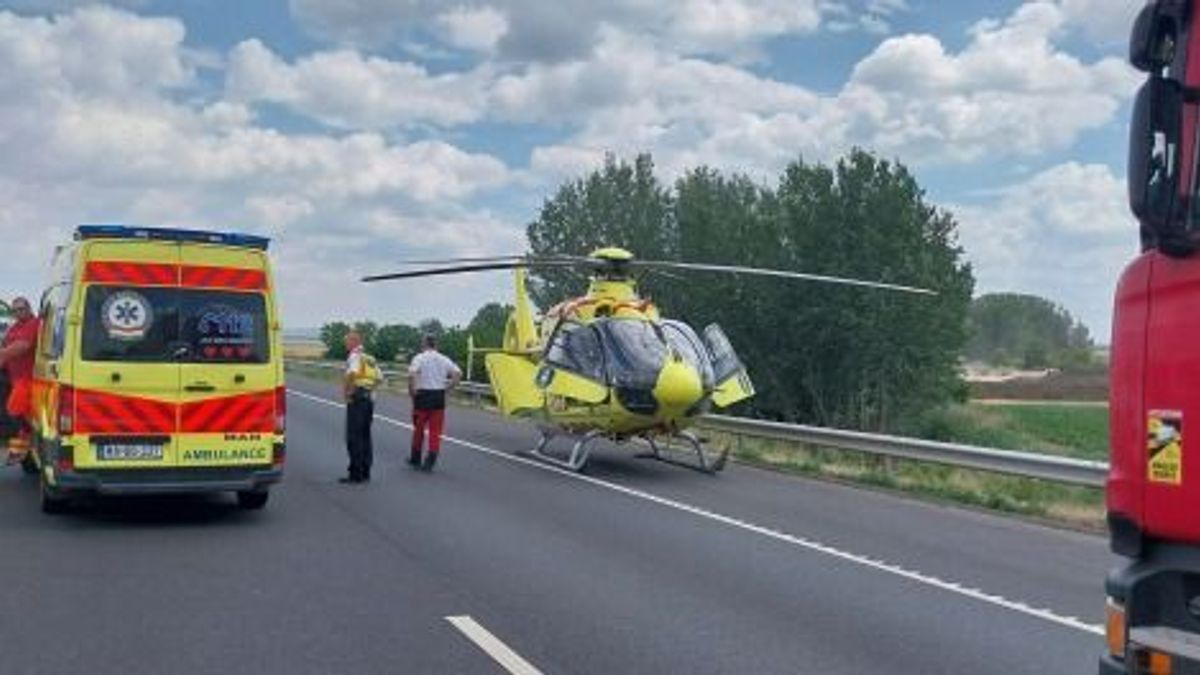 Egymás után jönnek a balesetek, kiderült, kikhez érkezett mentőhelikopter az M1-esre