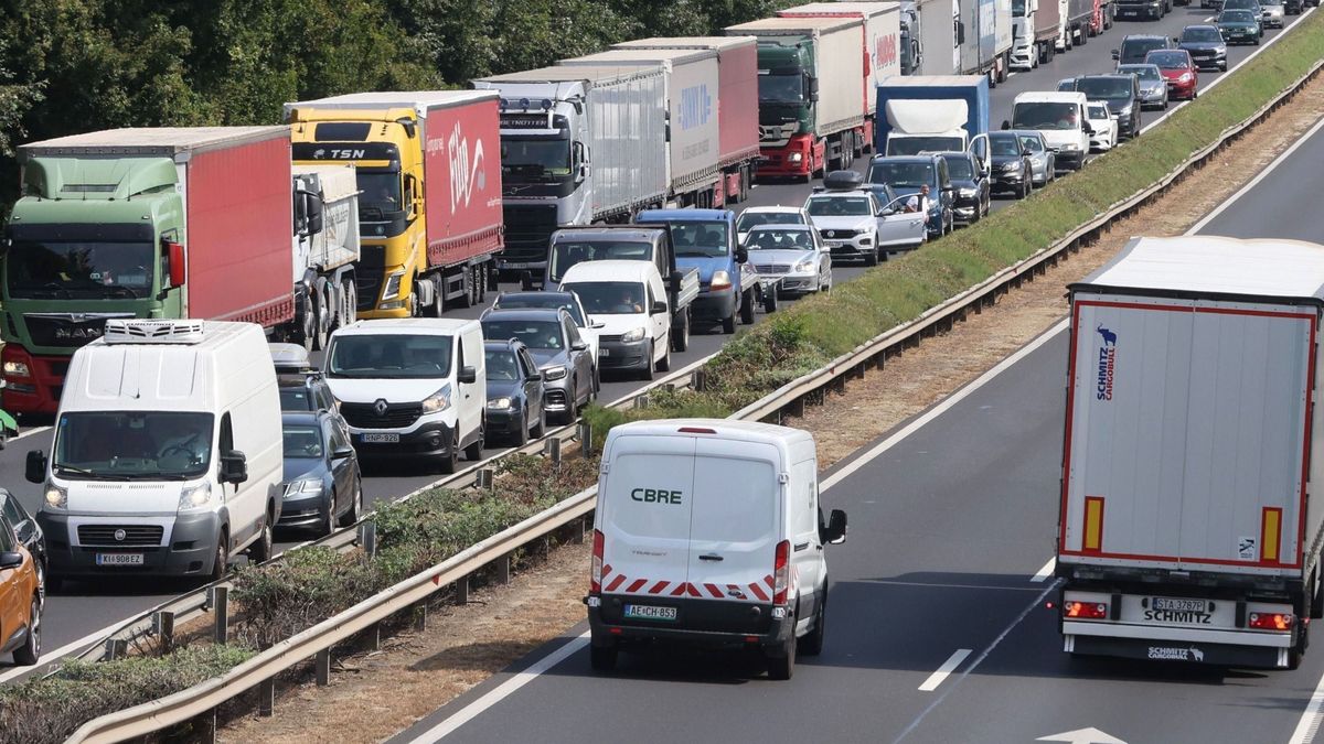 Most történt: autók ütköztek az M1-esen Tatabányánál, már 5 kilométeres a dugó