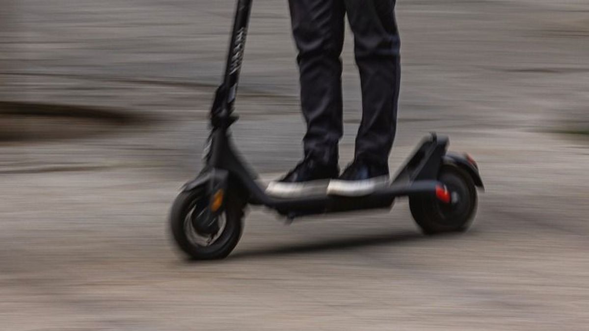 Rolleren vitte kisgyerekét a felelőtlen apa: fotókon az életveszélyes mutatvány