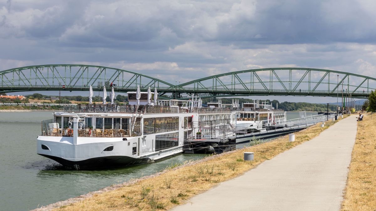 Csapdába estek a luxushajók Komáromnál: buszokkal viszik tovább a külföldi turistákat a Dunáról