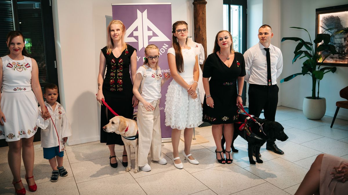 Sosem láttad még így a rábaközi népviseletet: különleges modellek taroltak a tatai kifutón