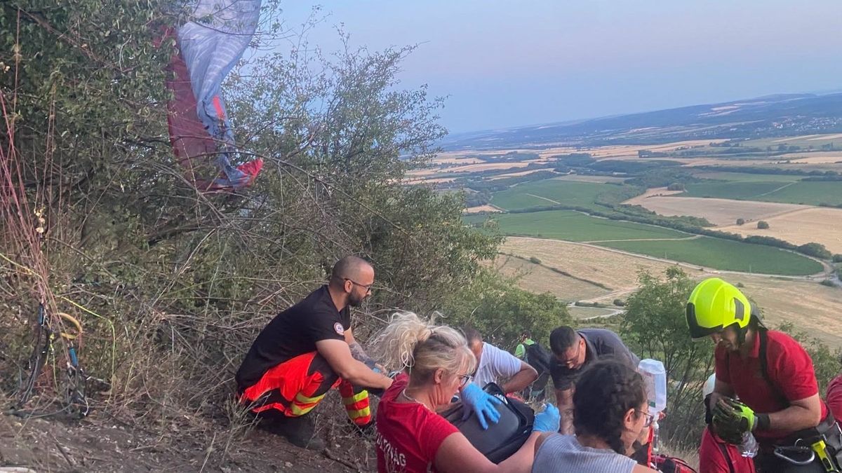 Lezuhant egy siklóernyős a Vértesben, képeken a mentés