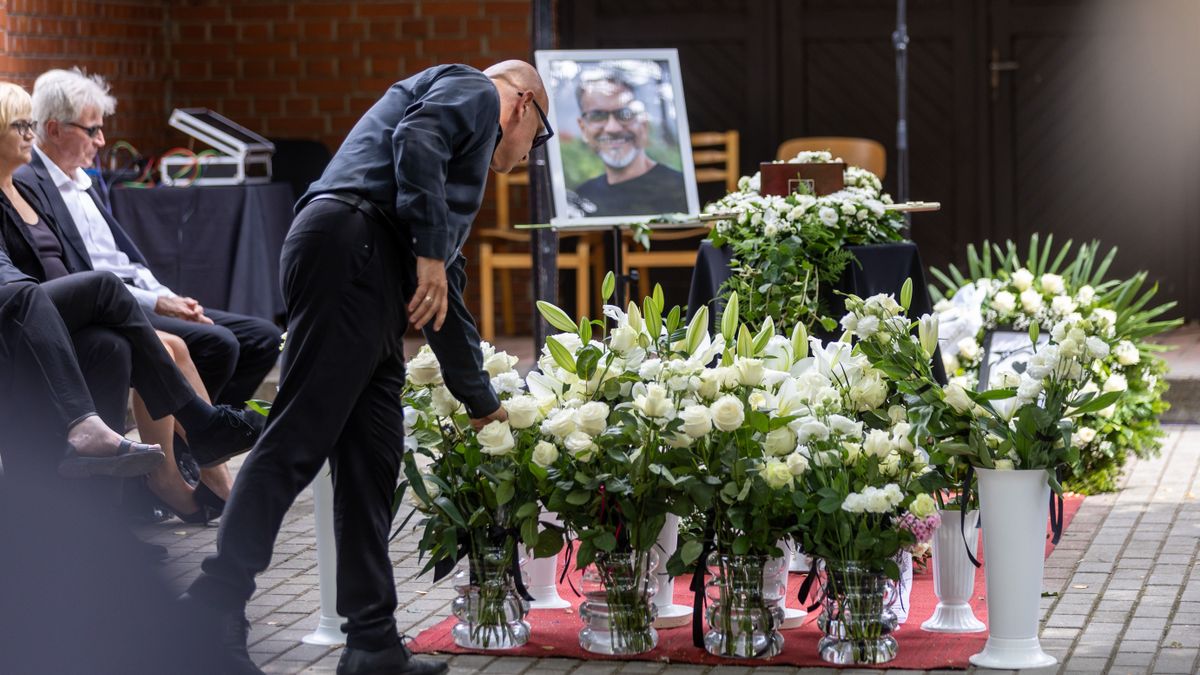 Szívszorító videó: így búcsúzott a rendőrség Szolnoki Pétertől a temetésén