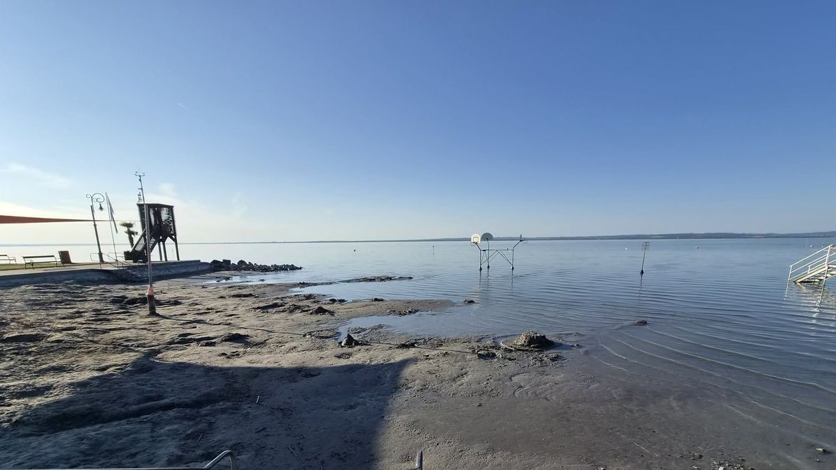 Lassan déli part lesz az északiból: friss fotókon a Balaton vízállása