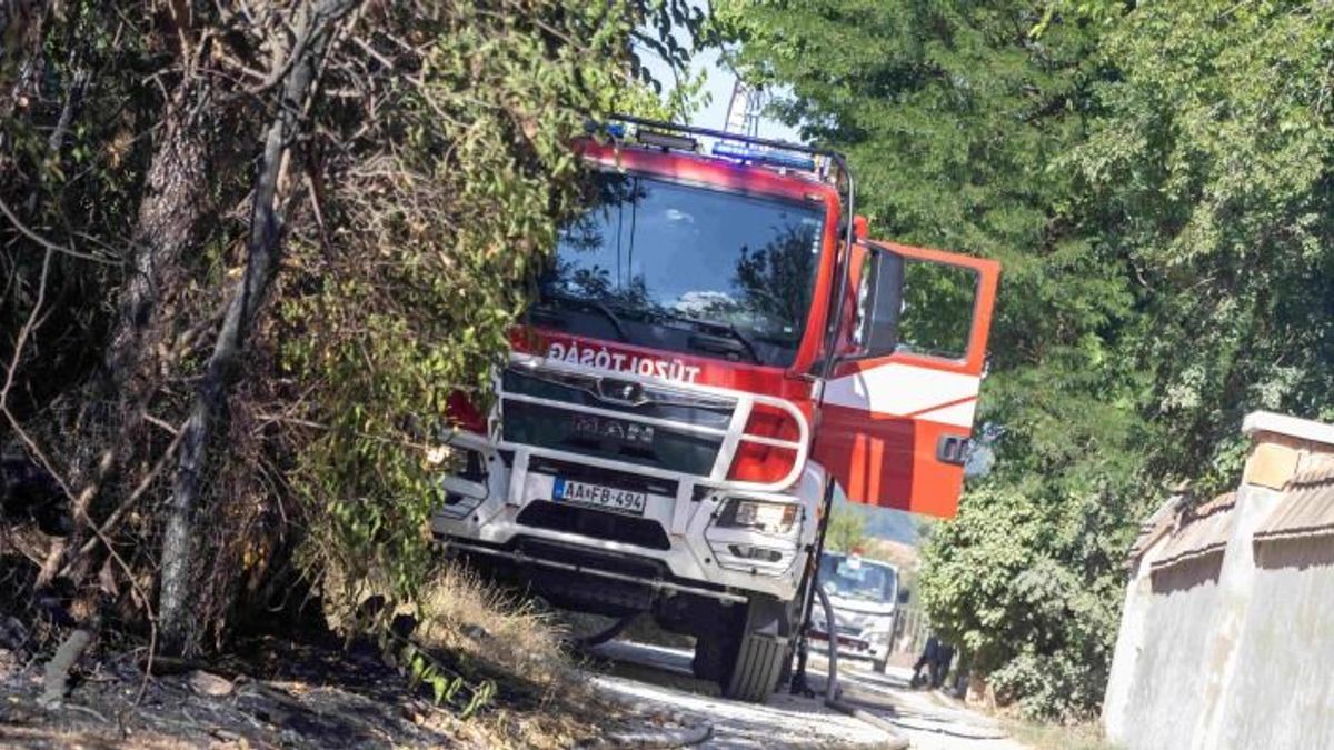 Teljes terjedelmében égett egy vályogház, gázpalackot is kivittek az épületből