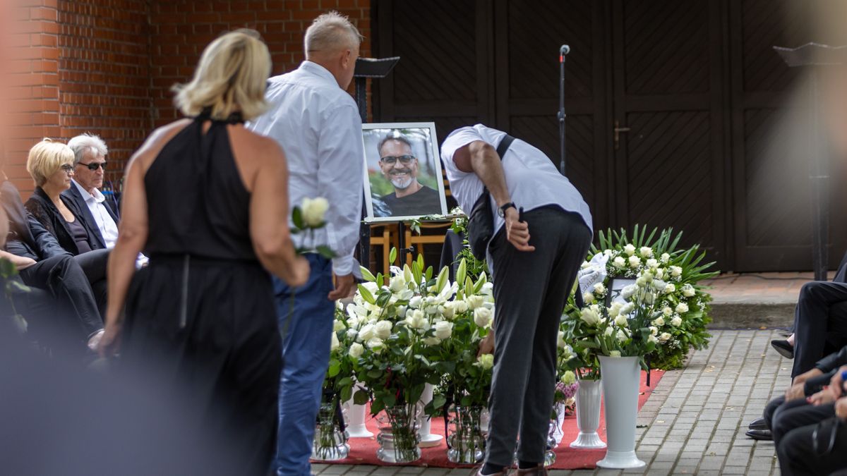 Szívszorító fotókon Szolnoki Péter utolsó útja, így siratták az elhunyt zenészt +videó