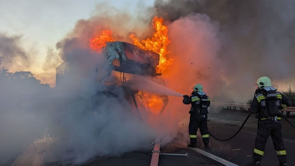 Teljes útzár az M1-esen, lángoló autó bénította meg a közlekedést