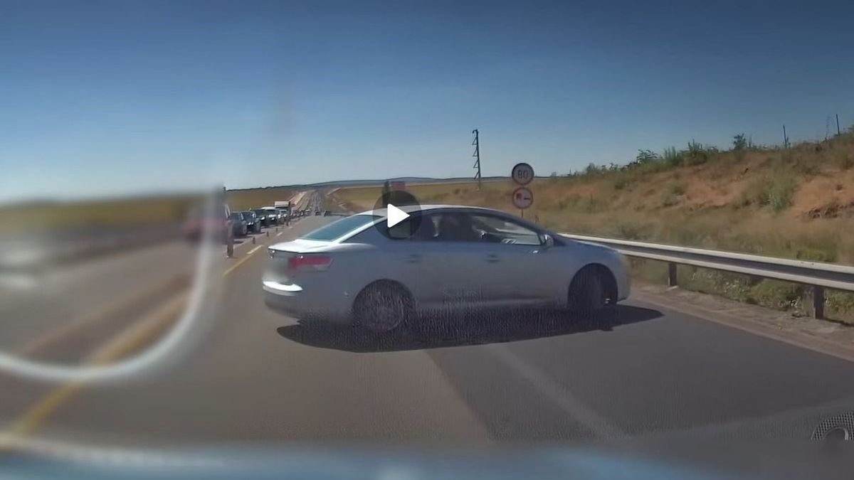 Másodperceken múlt a tragédia az M1-esen: megfordult egy idős sofőr az autópálya közepén +videó