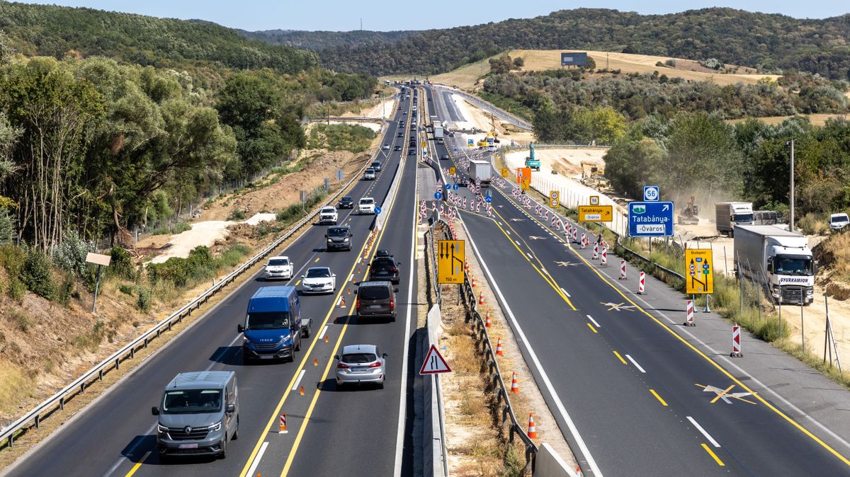Rendőröket riasztottak az M1-esre, már több kilométeres a dugó