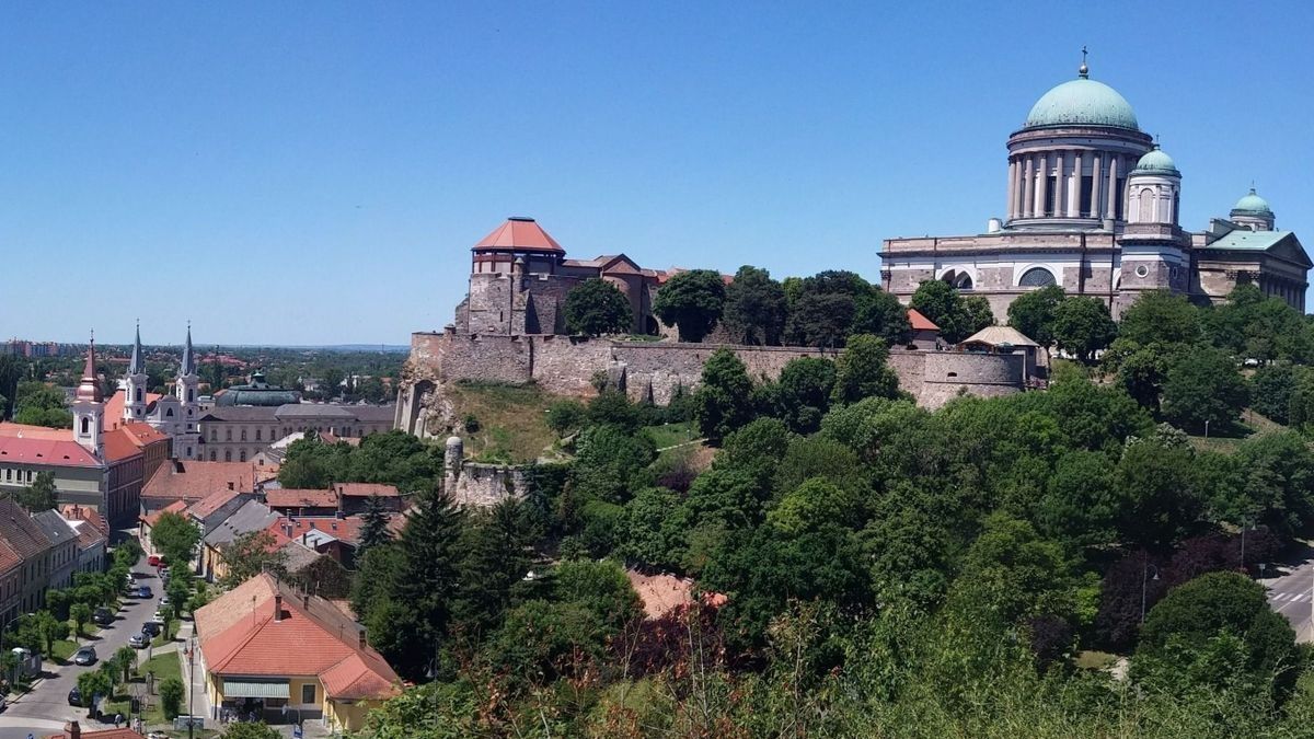 Lezuhant egy fiatal az esztergomi Szent Tamás-hegyről – ezt tudtuk meg a rendőröktől