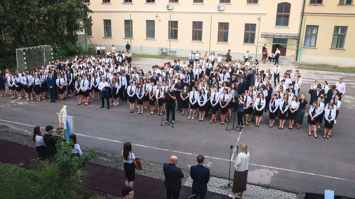 Már tervezhetnek a családok, megérkezett az új tanév naptára
