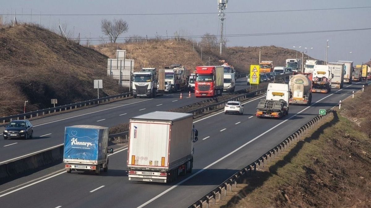 Ijesztő tempó az M1-esen, 100-as táblánál kapcsolt űrsebességre az önjelölt Hamilton +videó