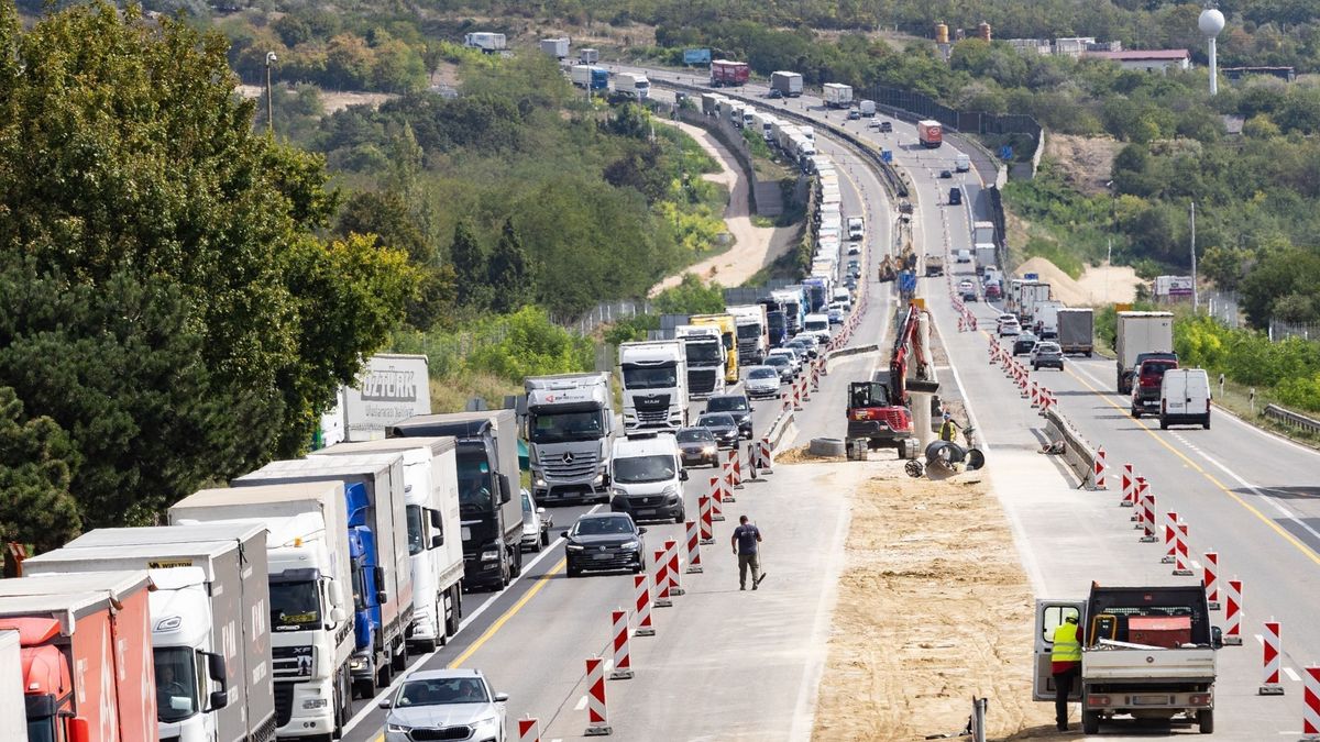 Hármas karambol történt az autópályán, mindkét irányban teljes a pályazár