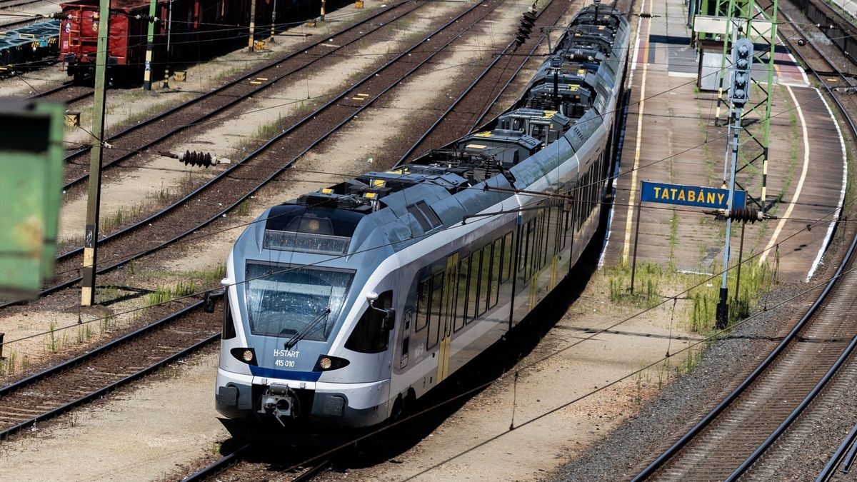 Megdobálták a győri vonatot, a menetrend is borult a rongálás miatt