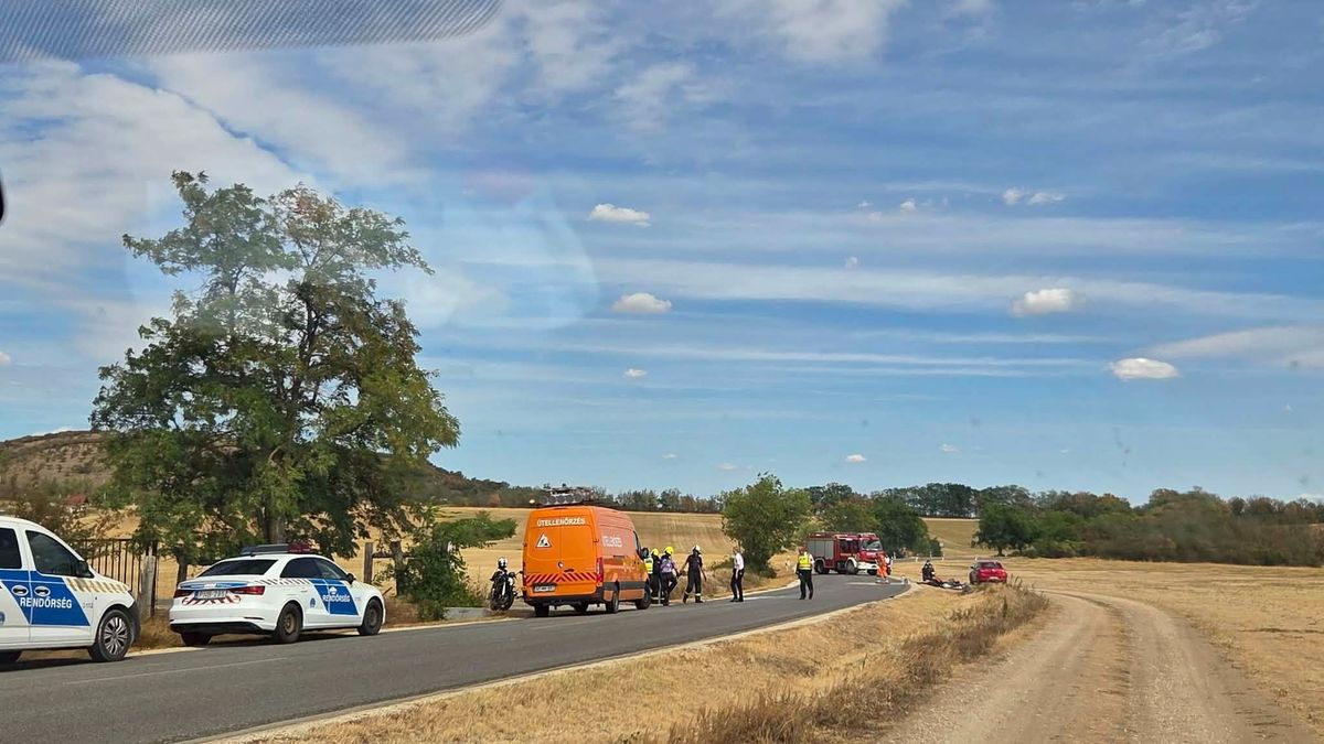 Helyszíni fotókon a Csákvár és Csákberény közti motorosbaleset