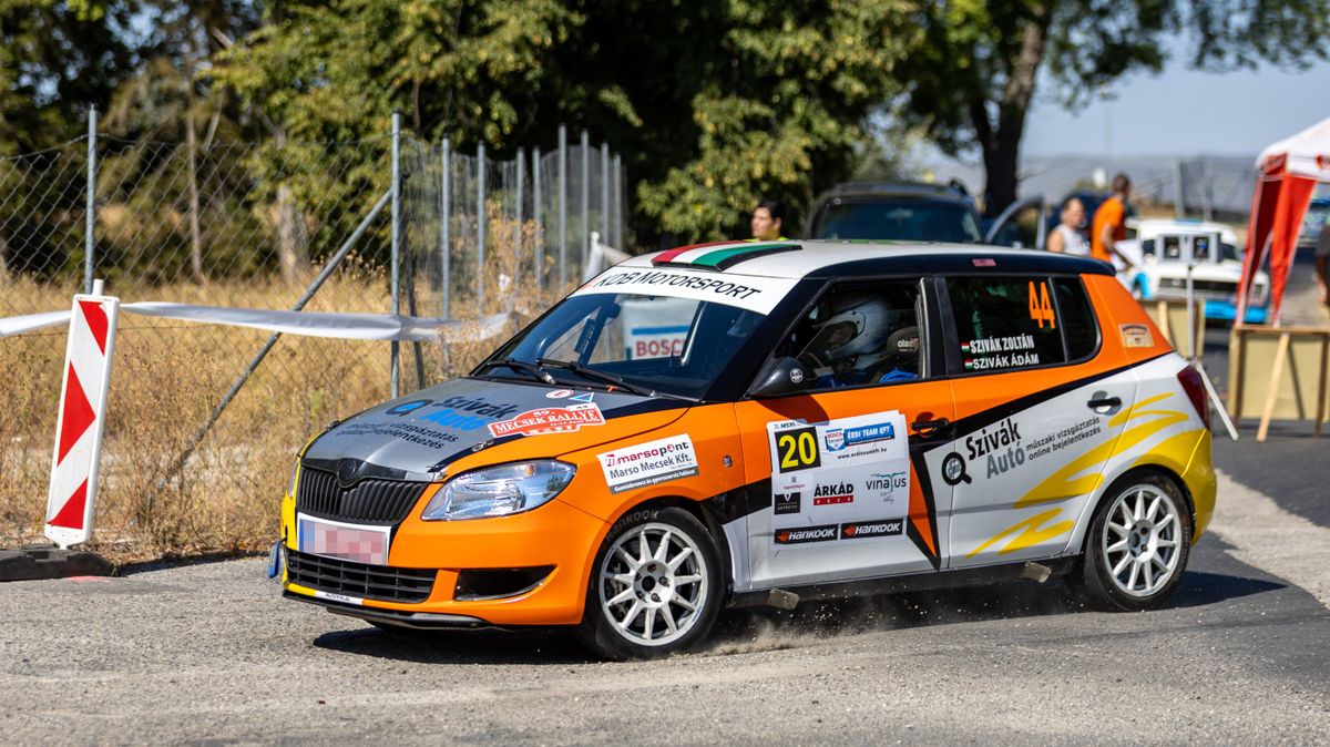 Brutális gépek a rajtnál – fotókon és videókon az Oroszlány Rallye pillanatai