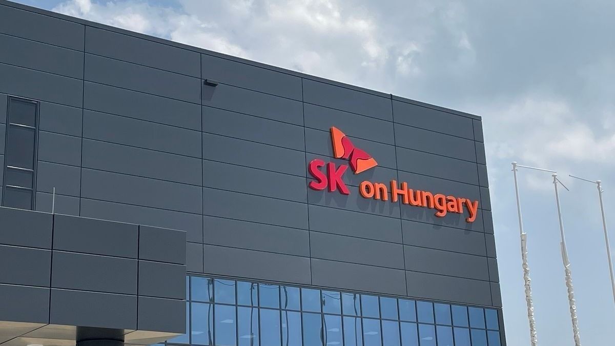 Az energiakrízis miatt a komáromi akkumulátorgyár is rendkívüli intézkedést tett