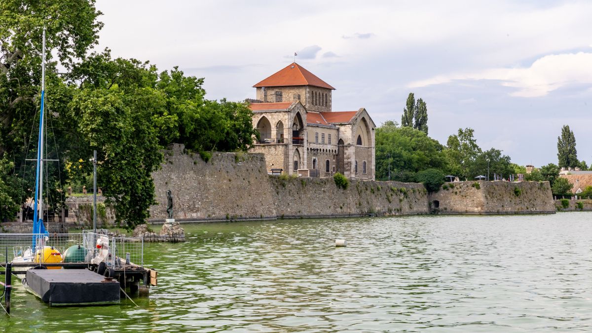 A hőségriadóban a munkarendek is változnak: így lesznek nyitva a hivatalok Tatán