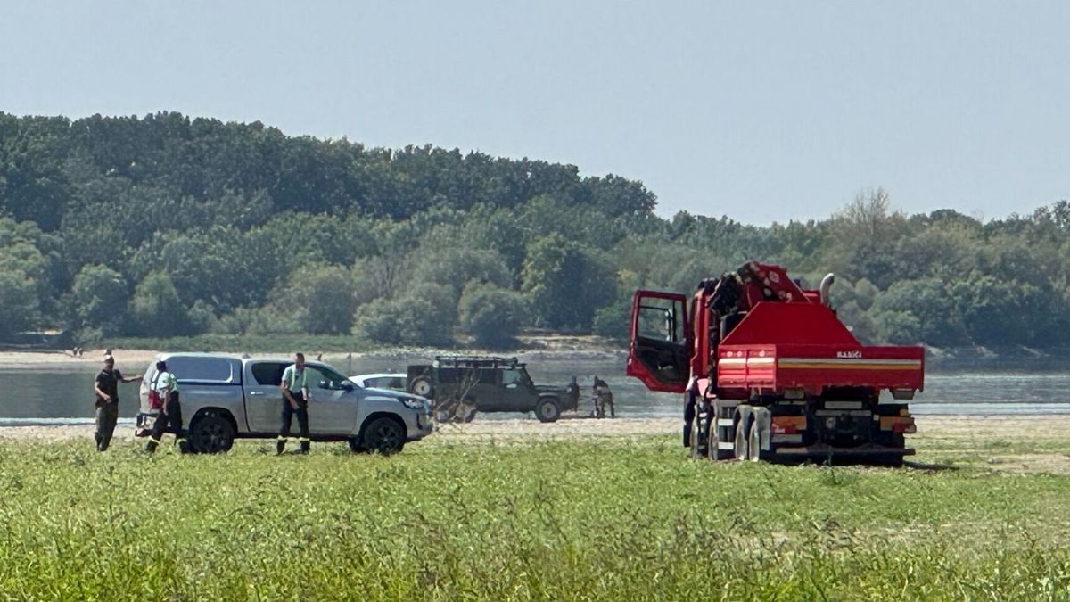 Videón az életveszélyes kiemelés, óriás hajóakna miatt zárták le teljesen a Dunát