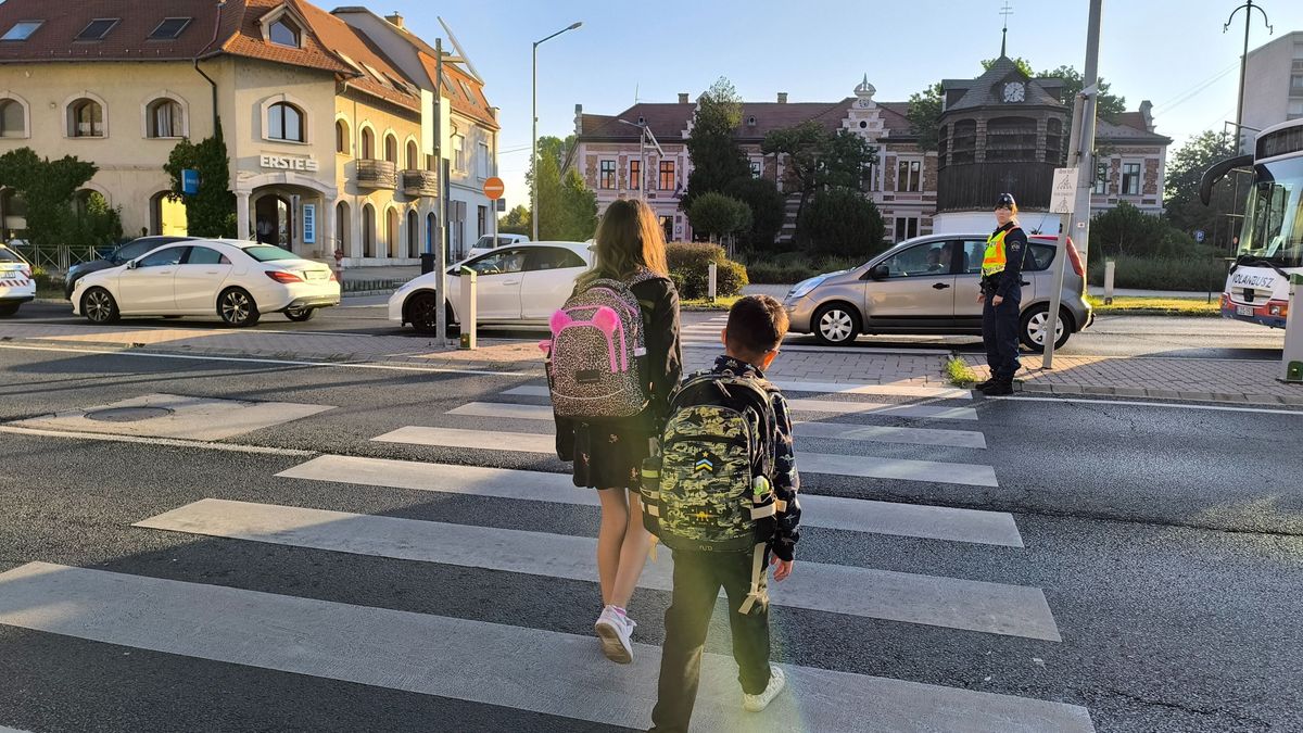Újra megtelnek az utak iskolatáskás diákokkal: 28 helyszínen vigyáznak a gyerekekre