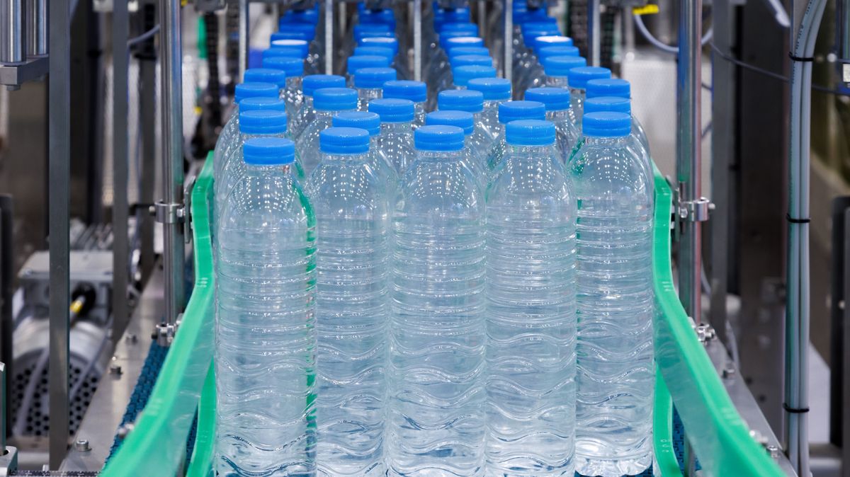 Pánikvásárlás indult az ásványvízért, kartonszámra viszik a boltok polcairól