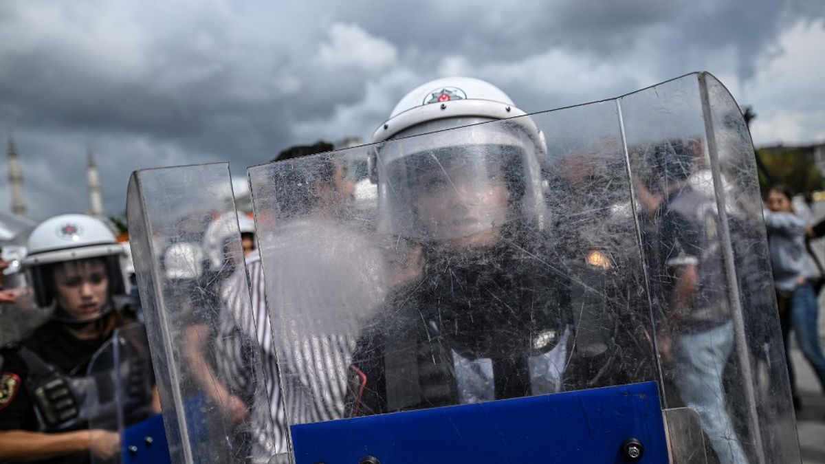 Razzia és őrizetbe vételek Törökországban + videó