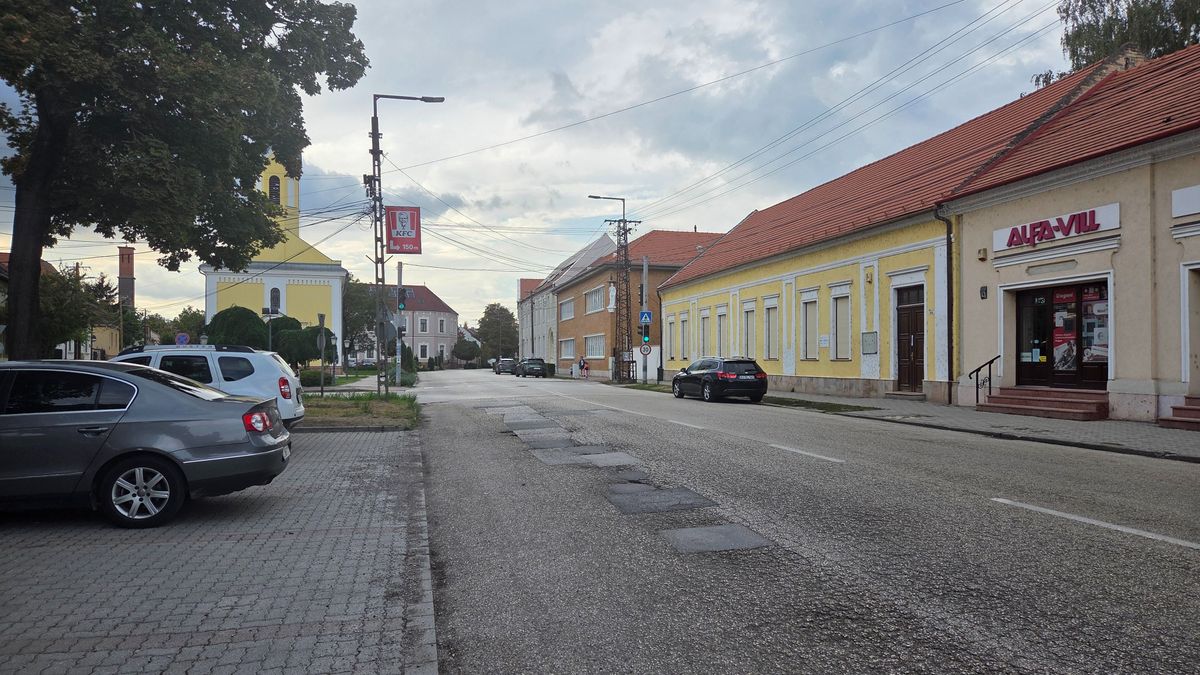 Régóta várt útfelújítás indul Komáromban: a belvárosban jelzőőrös irányításra kell számítani