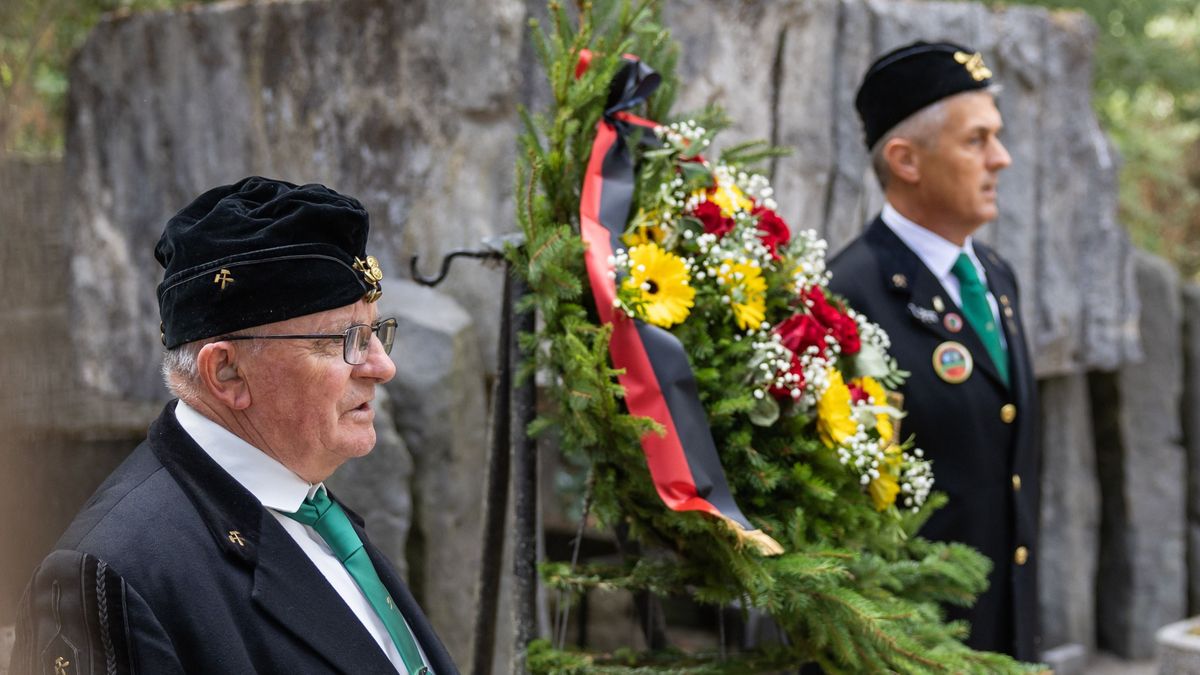 Koszorú került a bányászok sírjára - fotókon a megható pillanatok