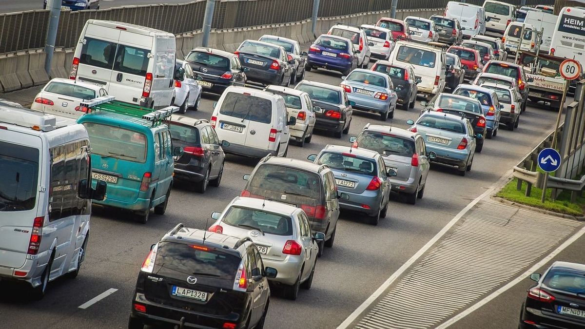 Óriási gigadugó lassítja a forgalmat az M1-esen, hatalmas a torlódás