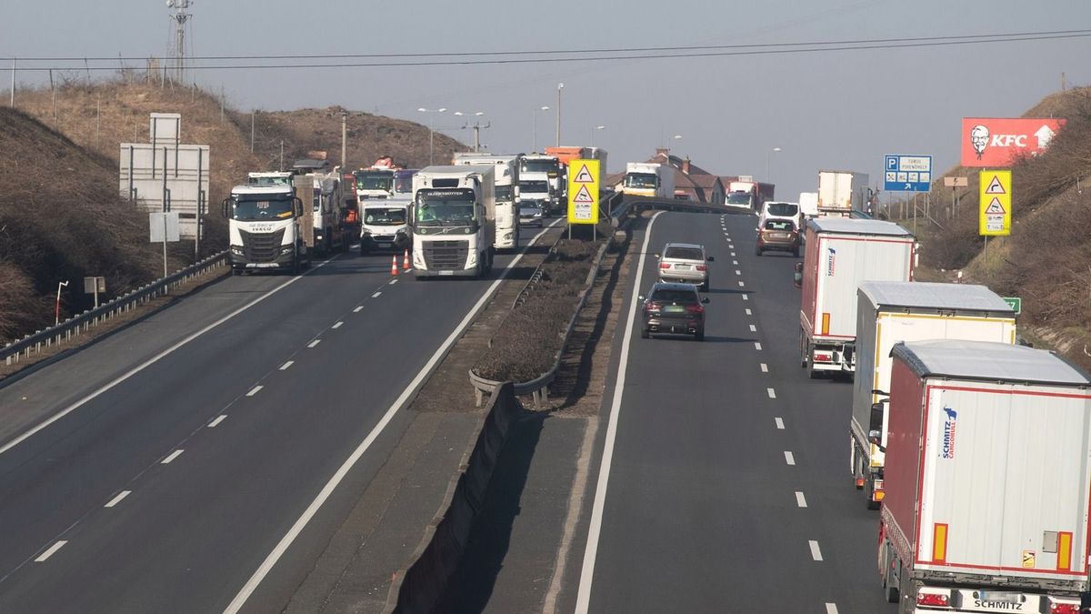 Nagy a baj! Kamionok ütköztek az M1-esen