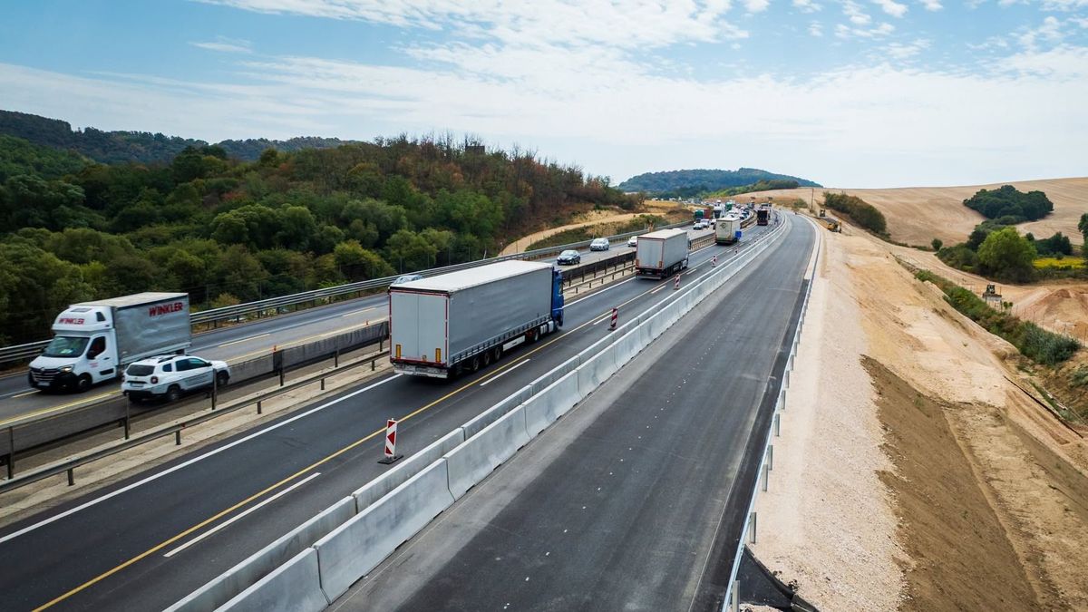 Óriási változás jön az M1-es autópályán, teljesen átalakul a forgalmi rend