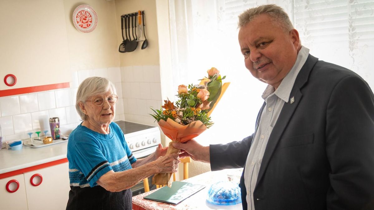 „Én nem nyöszörgök” - 95 éves nénit köszöntöttek Oroszlányban, de jött a meglepetés
