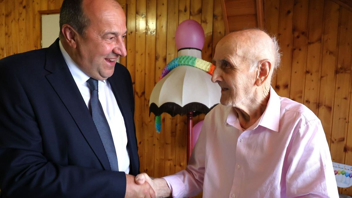 „Ez már a harmadik köszöntésem volt” – kilencvenéves lett a komáromiak kedvenc bádogosa