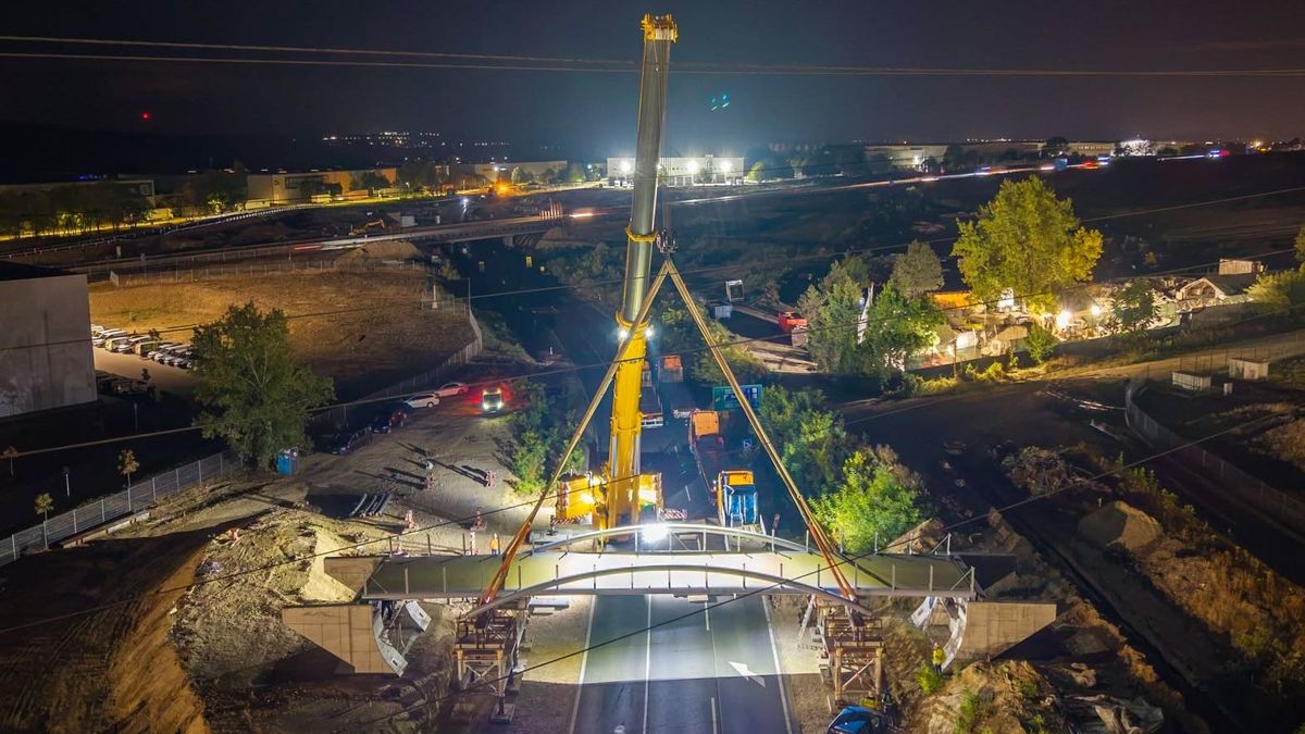 Fotókon a 60 tonnás hídmonstrum beemelése, ezért állt le az 1-es út forgalma