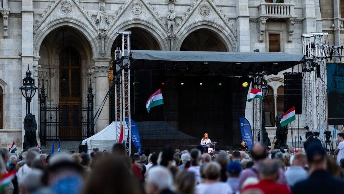 Éles üzeneteket küldtek Magyar Péternek a Kossuth térről–videóval