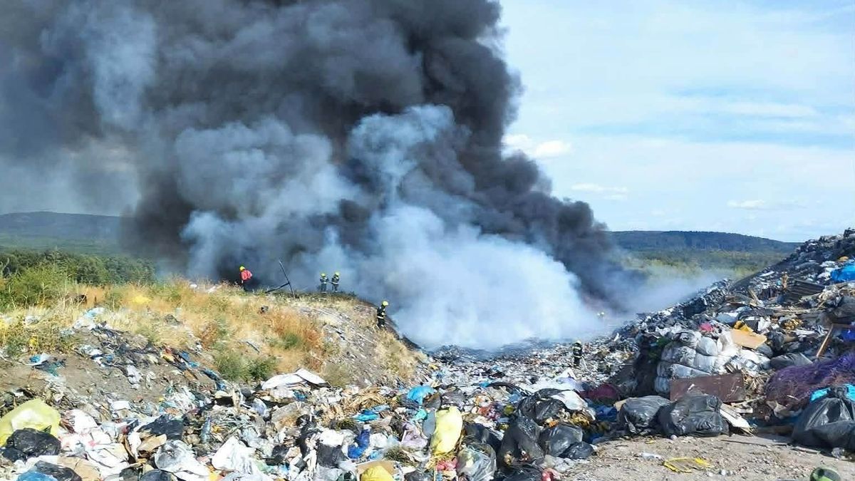 Fotók: Kigyulladt a szeméttelep, órákon át küzdöttek a lángokkal a tűzoltók Oroszlányban