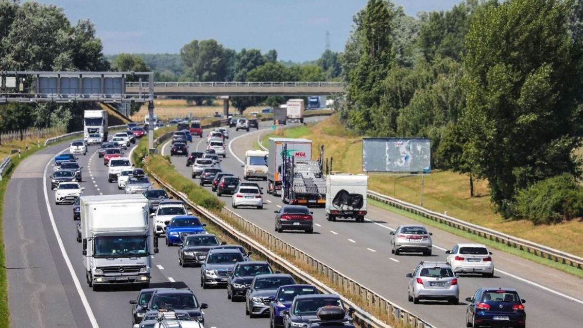 Baleset lassítja a forgalmat az M1-esen, ismét hatalmas a torlódás