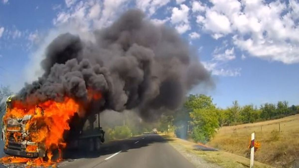 Lángokban áll egy teherautó az úton: videón a tűz martalékává váló jármű