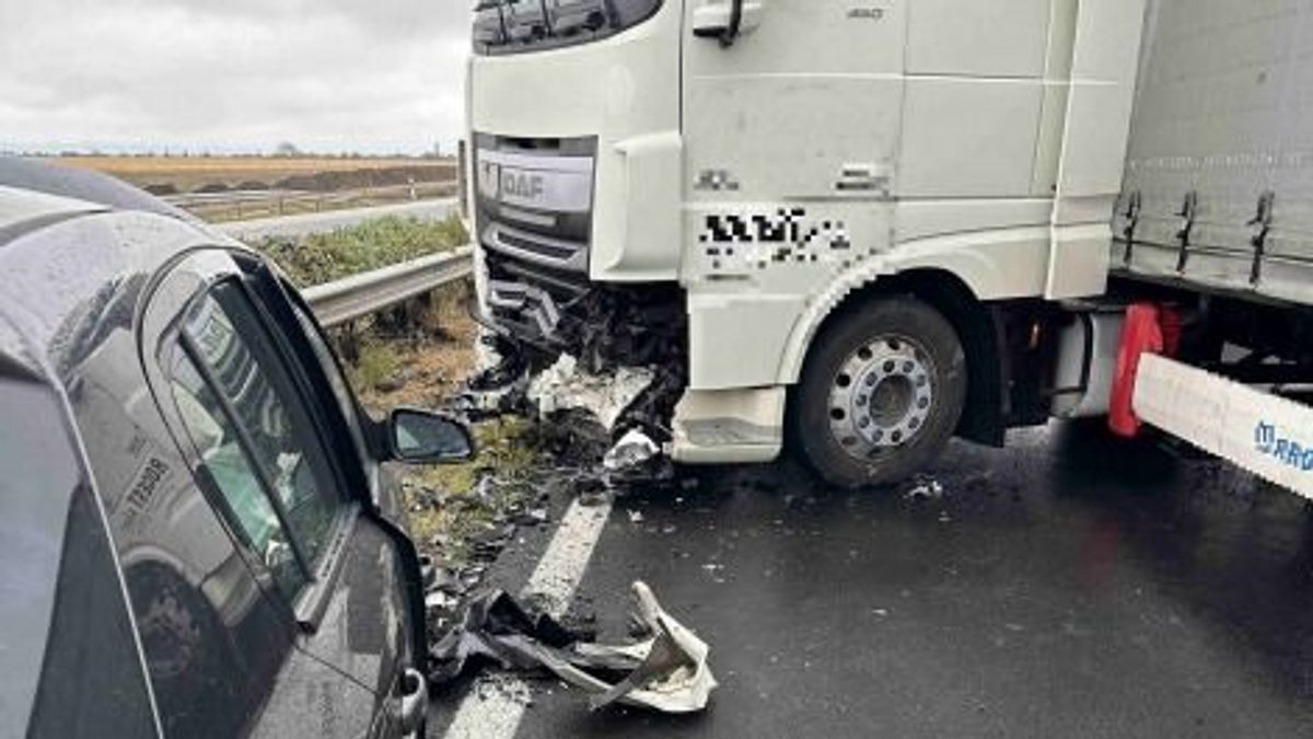 Kamion és személyautó ütközött az autópályán, helyszíni fotókon a baleset