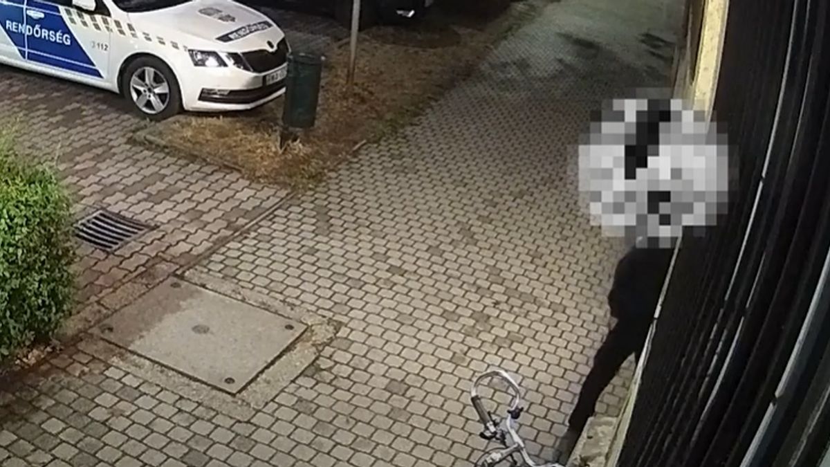Eltűnt telefonja miatt akarta rárúgni a rendőrökre az ajtót hajnalban - de a telefon helyett valami egészen mást kapott +VIDEÓ