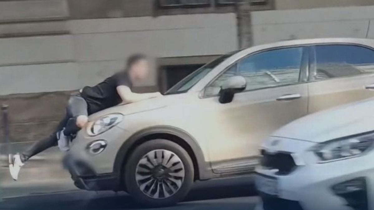 El akarta ütni, a motorháztetőn vitte magával a taxist az ámokfutó – börtön járhat érte (videó)
