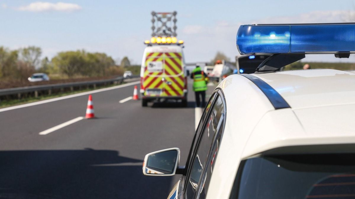 Kigyulladt egy autó az M1-esen, Tatabányánál