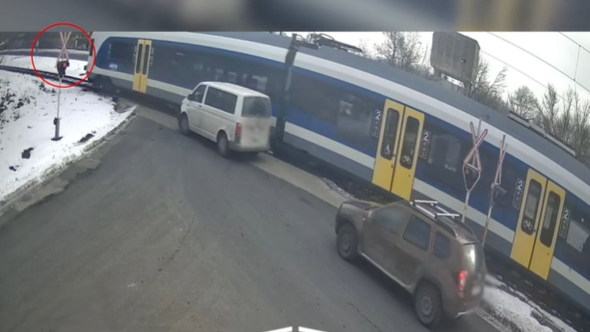 Videón, ahogy vonat elé hajt egy furgon Tatabányán