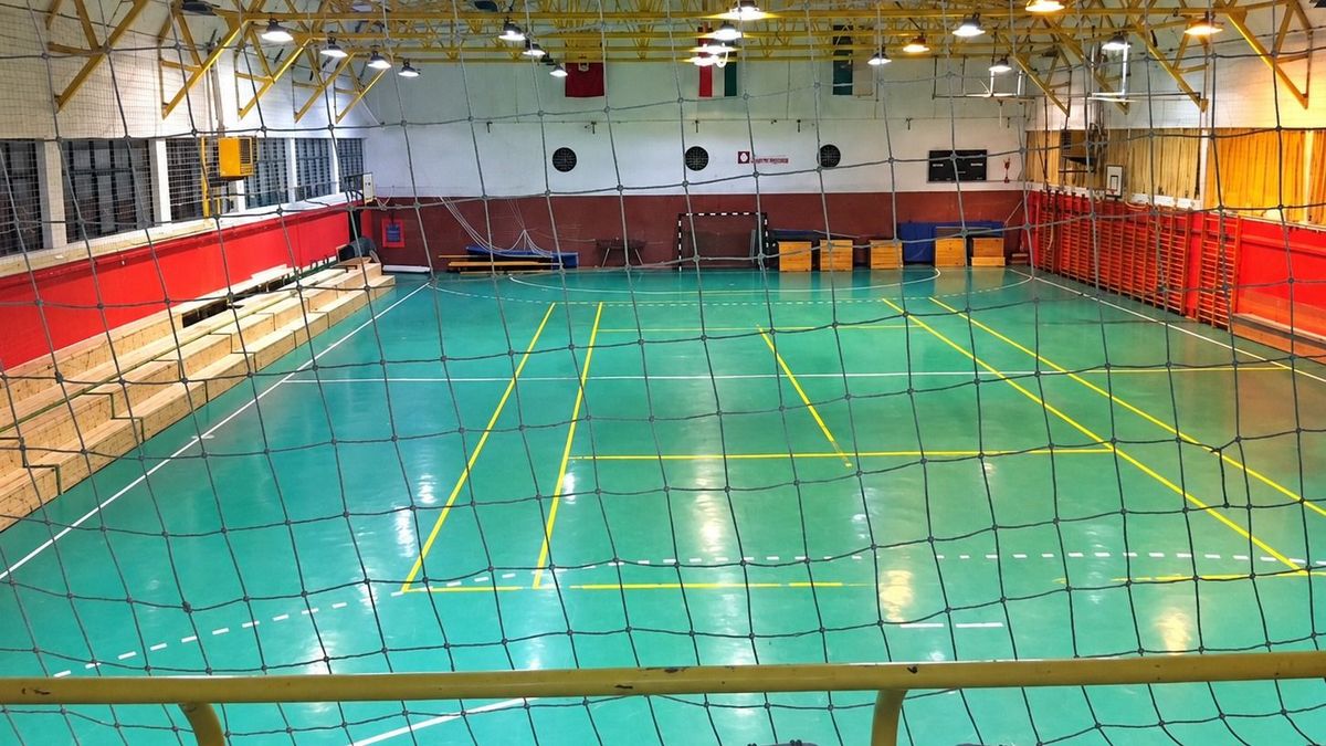 Megoldanák a káoszt az ácsi sportcsarnoknál, már döntött a testület