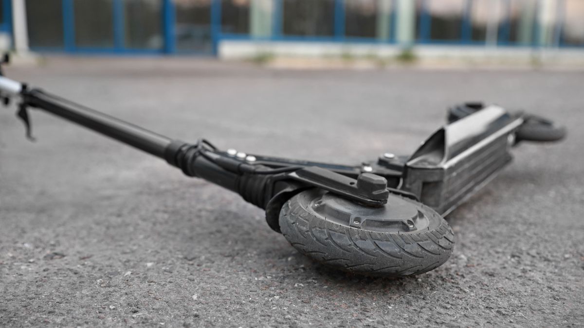 Sorra lopta a rollereket egy férfi Tatán