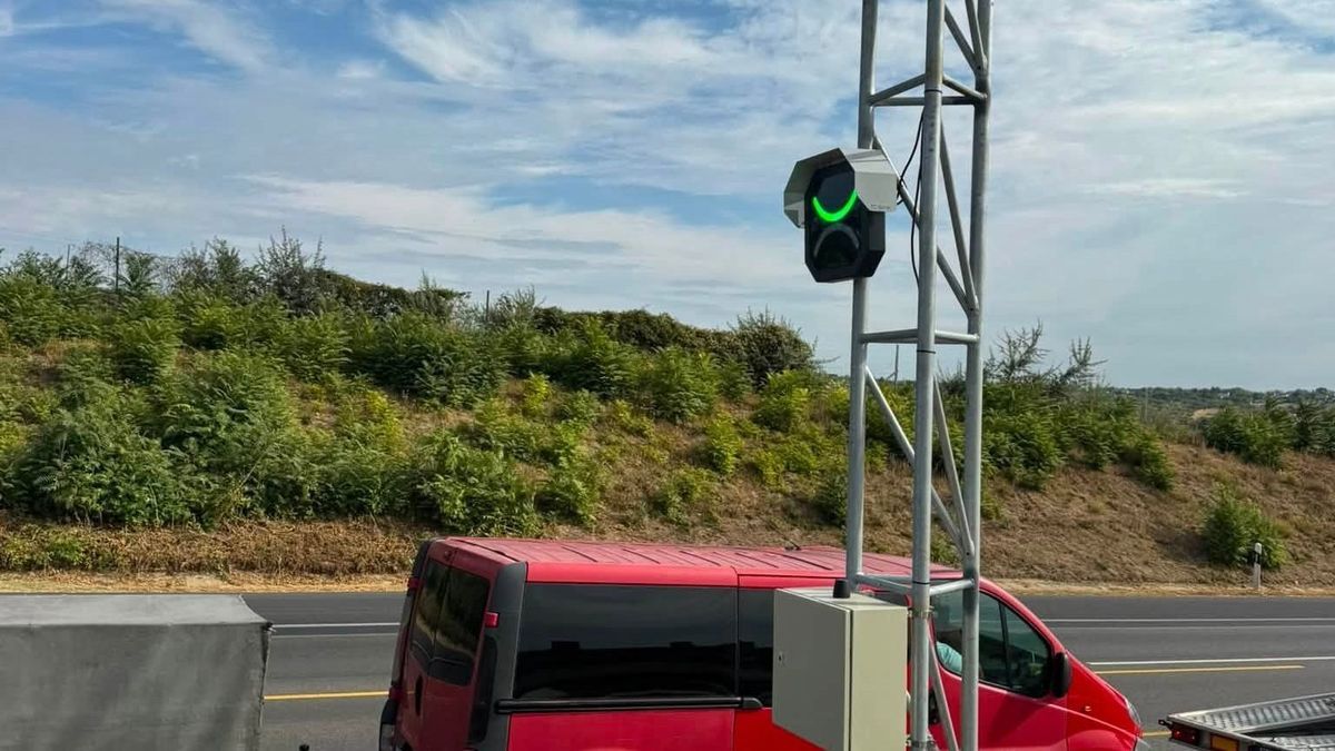 Nem csak mosolyognak, büntetnek is az M1-es smiley traffipaxai? - Érdekes olvasói fotóra bukkantunk