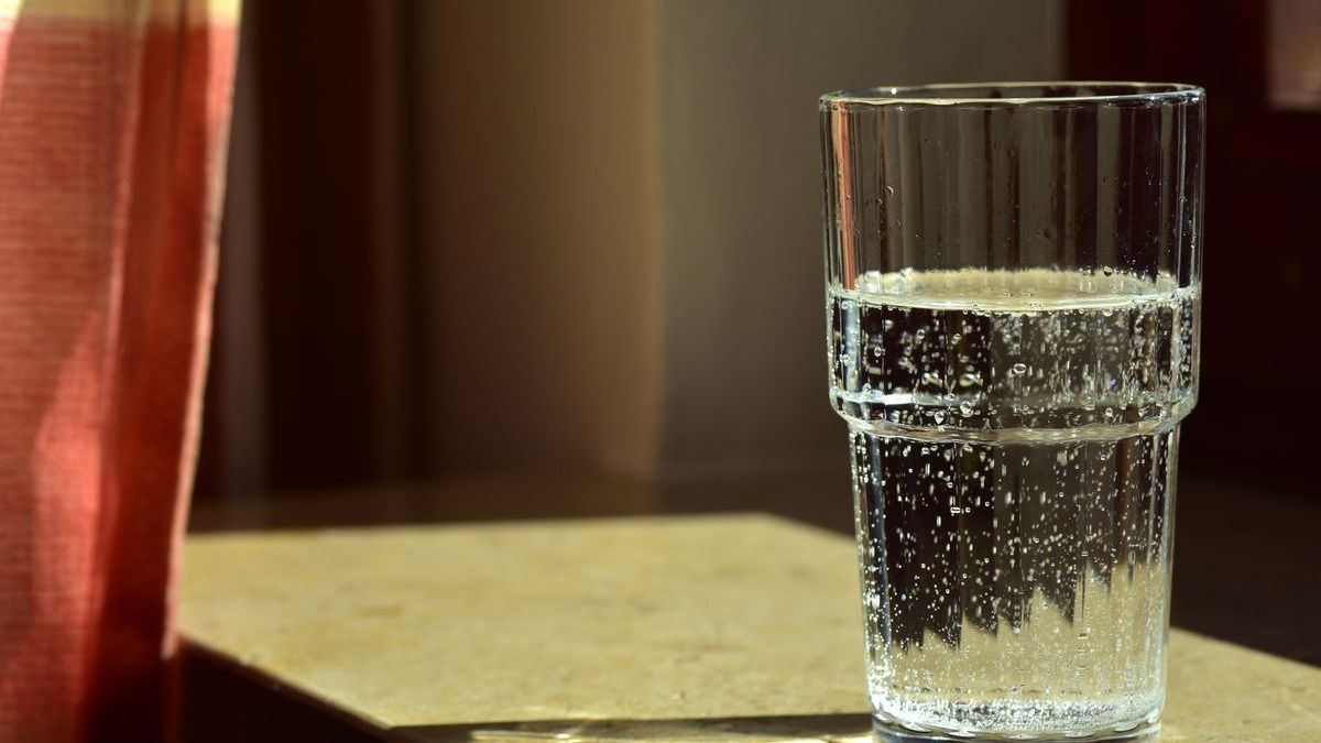 Nehogy igyál belőle! Óriási a baj a népszerű ásványvízzel, sürgősen visszahívták az üzletekből