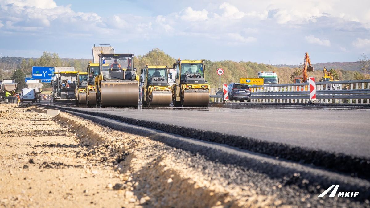 M1-es autópálya bővítése: már a végleges aszfalt került a pályaszerkezetre