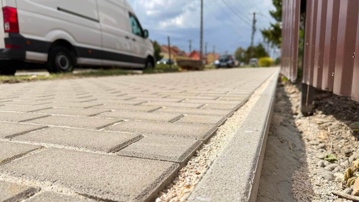 Épülnek, szépülnek a járdaszakaszok - egymás után tüntetik el a balesetveszélyt